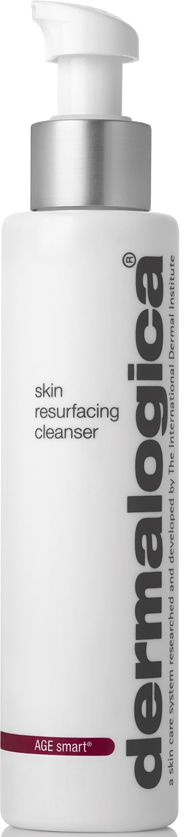 Een witte fles met pomp, gelabeld 'dermalogica skin resurfacing cleanser' en 'AGE smart' onderaan.