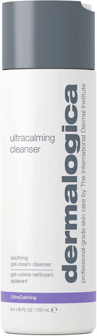Een witte en grijze fles met label 'dermalogica ultracalming cleanser' en paarse streep, voor huidverzorging.