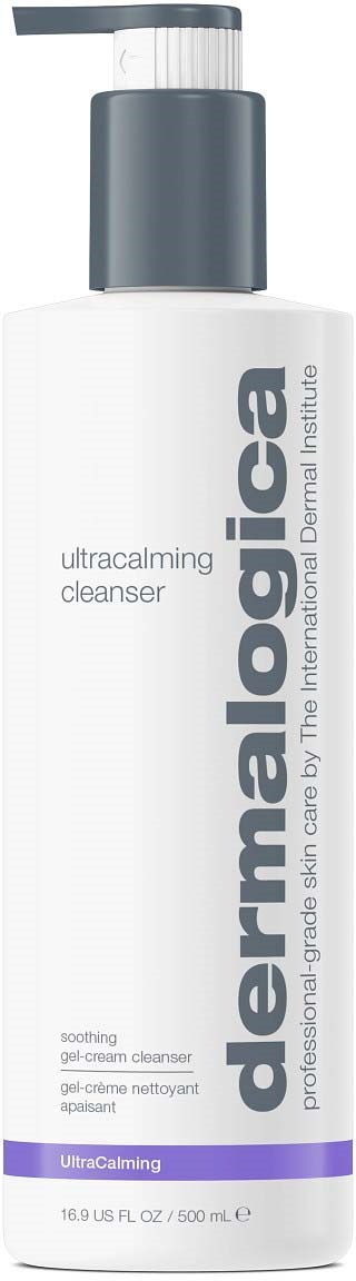 Eine weiße Flasche mit grauem Pumpkopf, beschriftet 'dermalogica ultracalming cleanser.' Es ist ein Hautpflegeprodukt.