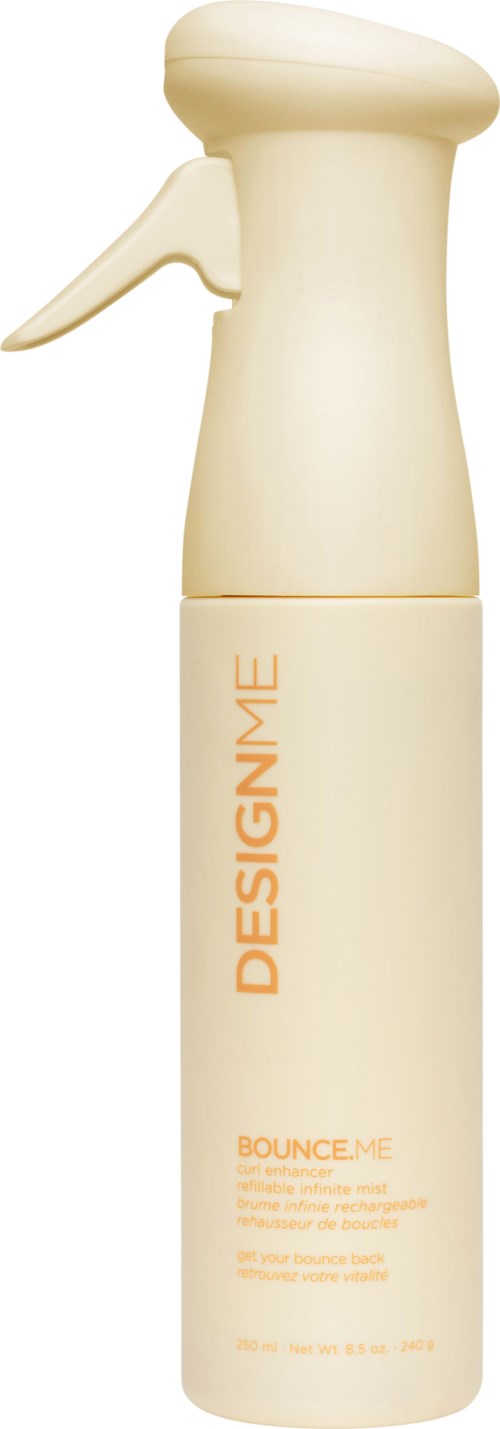 Eine weiße Sprayflasche mit orangefarbenem Text, beschriftet 'DESIGNME' und 'BOUNCE ME'. Sie hat eine gebogene Düse oben.