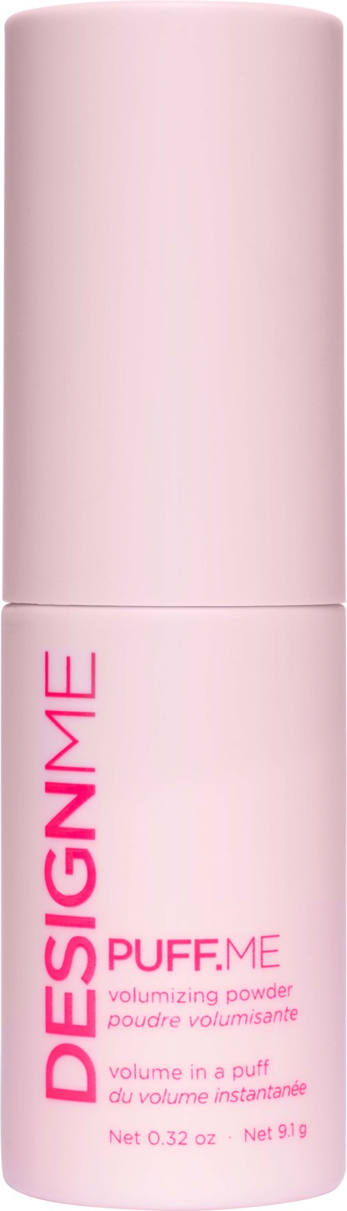 Hellerosfarbene zylindrische Flasche mit pinkem Text, beschriftet 'DESIGNME PUFF.ME volumizing powder'.