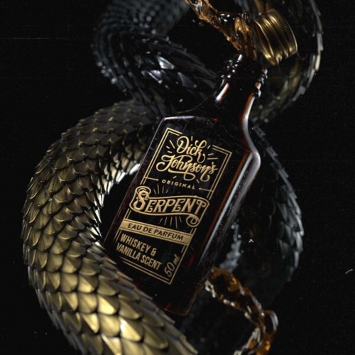 Eine kleine Parfüflasche mit dem Etikett 'Dick Johnson's Serpent' umgeben von einer goldfarbenen Schlange.