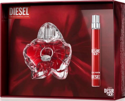 Diesel Desire parfymset med en röd doftflaska formad som ett hjärta och en matchande röd kroppsspray.