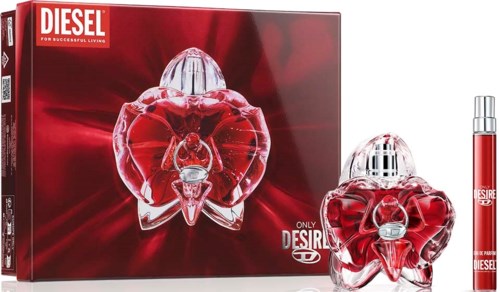 En flaska Diesel-parfym med ett rödhjärtformat glas och en matchande röd parfympenna framför en box.