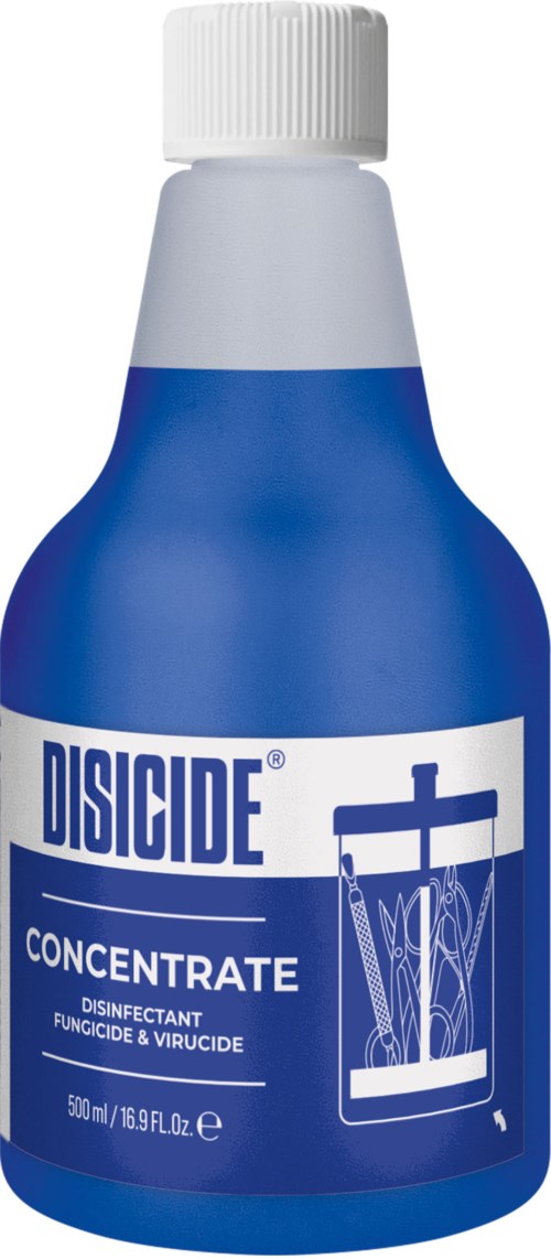En blå flaska med vit kork, etikett säger 'Disicde Concentrate,' desinfektionsmedel, fungicid och virucid. 500 ml.