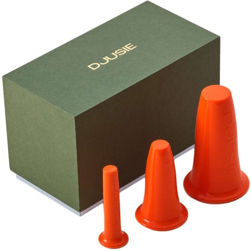 Eine grüne Box mit 'DUUSIE' geschrieben, und drei orange Verkehrshütchen in verschiedenen Größen.