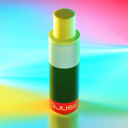 Eine grüne und weiße zylindrische Flasche mit gelbem Deckel, beschriftet 'PEACE OUT, Revival Essence', vor buntem Licht Hintergrund.