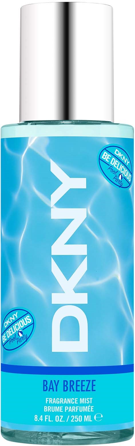 Een blauwe geurmist met zilveren dop, gemerkt DAKNY en geurnaam Bay Breeze.
