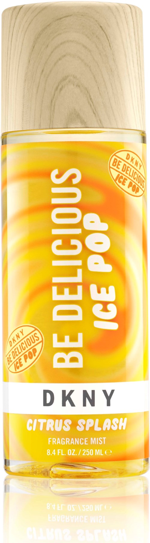 Een sprayfles met houten dop, felgele en oranje label, tekst promoot citrus- geur fabricageluchtverfrisser.