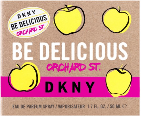 Een DKNY-parfummandje met gele appels, roze letters en de merknaam op een bruine achtergrond.