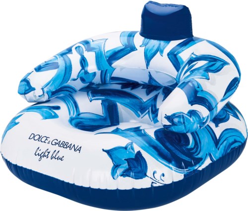 Ein weißer und blauer aufblasbarer Schwimmring mit einem kleinen dunkelblauen Hut auf dem, verziert mit einem hellblauen Blumenmuster.