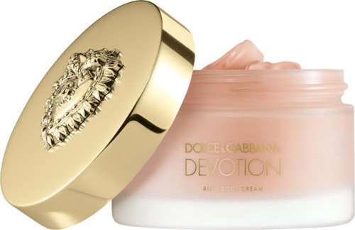 Een pot met Dolce & Gabbana Devotion Rich Body Cream met een gouden deksel met een leeuwenembleem.