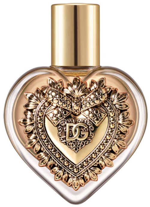 Een hartvormig parfumflesje met ingewikkelde gouden versieringen en een gouden dop.