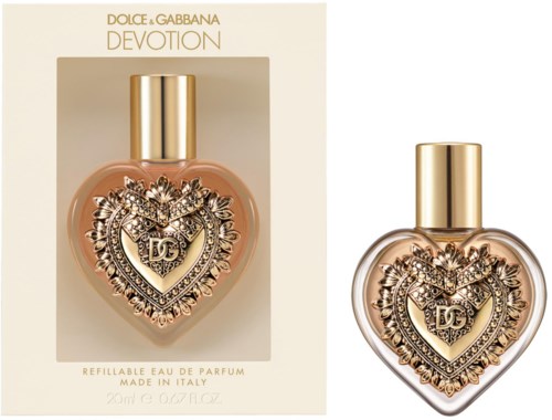 Een parfumfles met een hartvormig juweelontwerp en een gouden dop, naast de doos. Dolce & Gabbana Devotion.