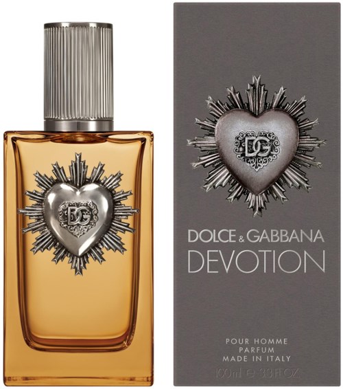 Een parfumfles en doos met een zilveren hartlogo en tekst, label Dolce & Gabbana Devotion.