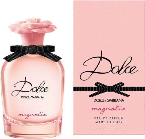 Eine rosa Parfüflasche mit blumenförmigem Verschluss und schwarzem Band, neben einer passenden rosa Verpackung mit ähnlichem Band und Text.