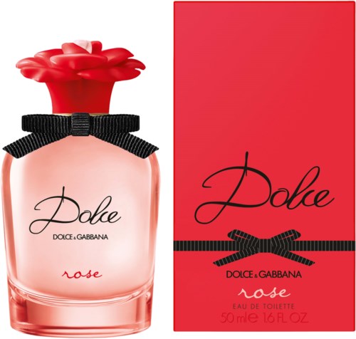 Eine rosa Parfümflasche mit rotem blumenförmigem Deckel und schwarzem Band, neben einer roten Schachtel mit schwarzem Schleifendekor.