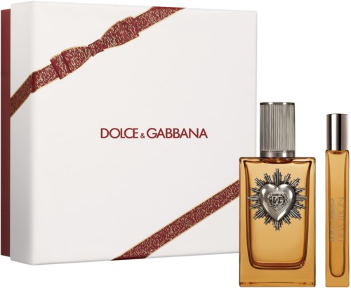 Een parfum geschenkset met een doos en twee flessen, één met hart-embleem, de andere simpel.
