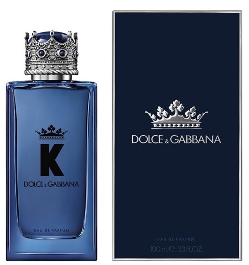 Een blauwe parfumfles met een zilveren kroonvormige dop en een donkerblauwe doos met een kroonlogo en merknaam.