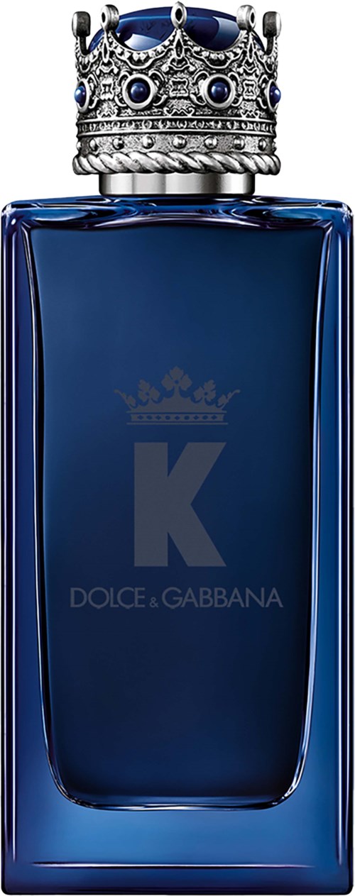 Een donkerblauwe parfumfles met een zilveren kroonvormige dop en de letter 'K', gemerkt Dolce & Gabbana.