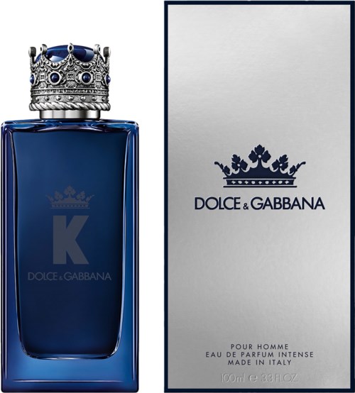 Een blauwe parfumfles met een zilveren kroondop en een Dolce & Gabbana-doos ernaast.