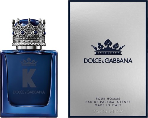 Een blauw parfumflesje met een zilverkleurige kroonenkop, naast een witte doos met een kroon en tekst. De fles zegt Dolce & Gabbana.
