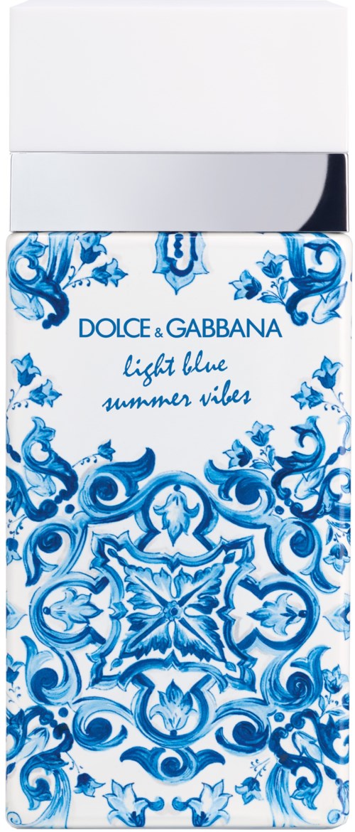 En vit låda med blå blommiga och ornamentala mönster, märkt "Dolce & Gabbana Light Blue Summer Vibes."