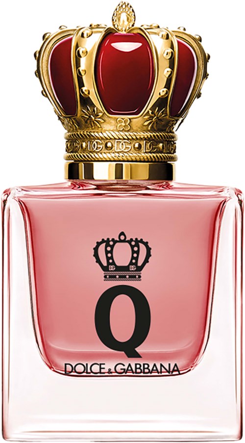 Een parfumfles met een gouden kroon bovenop, roze vloeistof en een zwarte kroon op de voorkant.