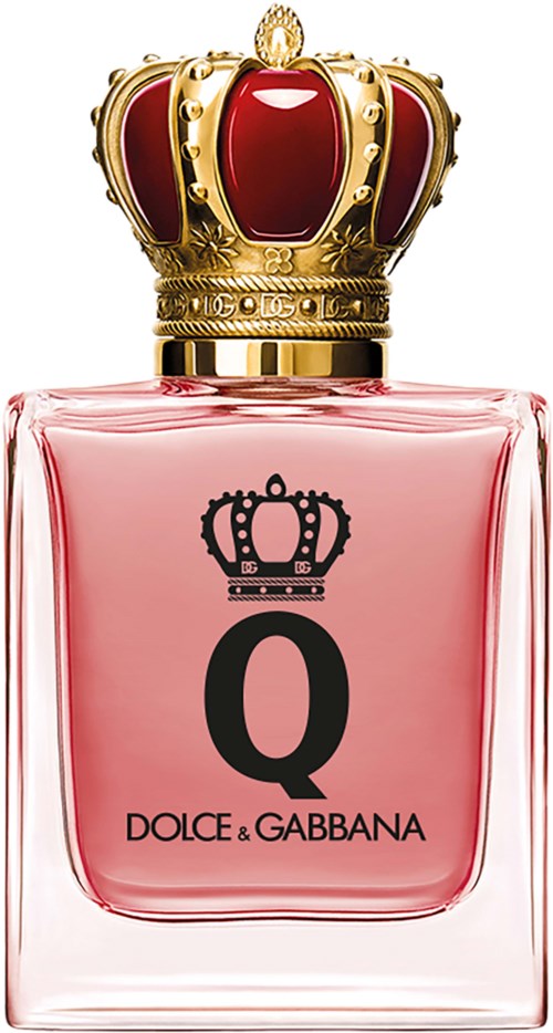 Een roze parfumfles met een gouden en rode kroon op top, en een zwart kroonlogo met de letter Q.