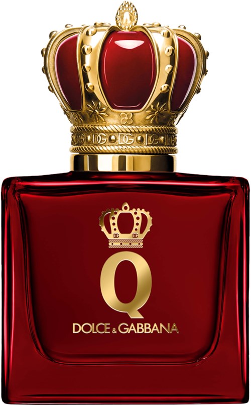 Een rood parfumflesje met een gouden kroondop en een gouden 'Q'-logo, van Dolce & Gabbana.