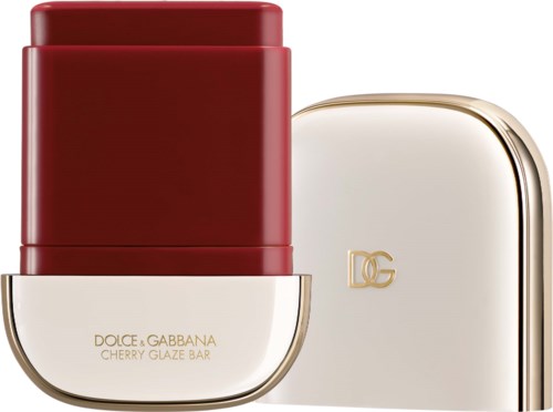 Een rode lipstick in een witte compact met gouden lettering voor een beige en gouden doos met DG-logo.