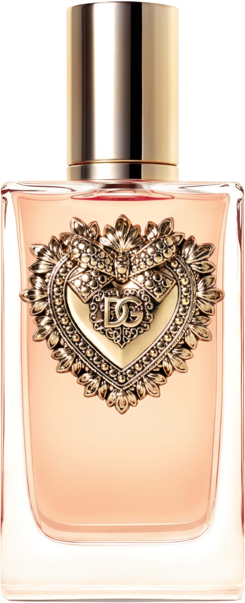 Een roze parfumfles met een hartvormig decoratief embleem en een gouden dop.