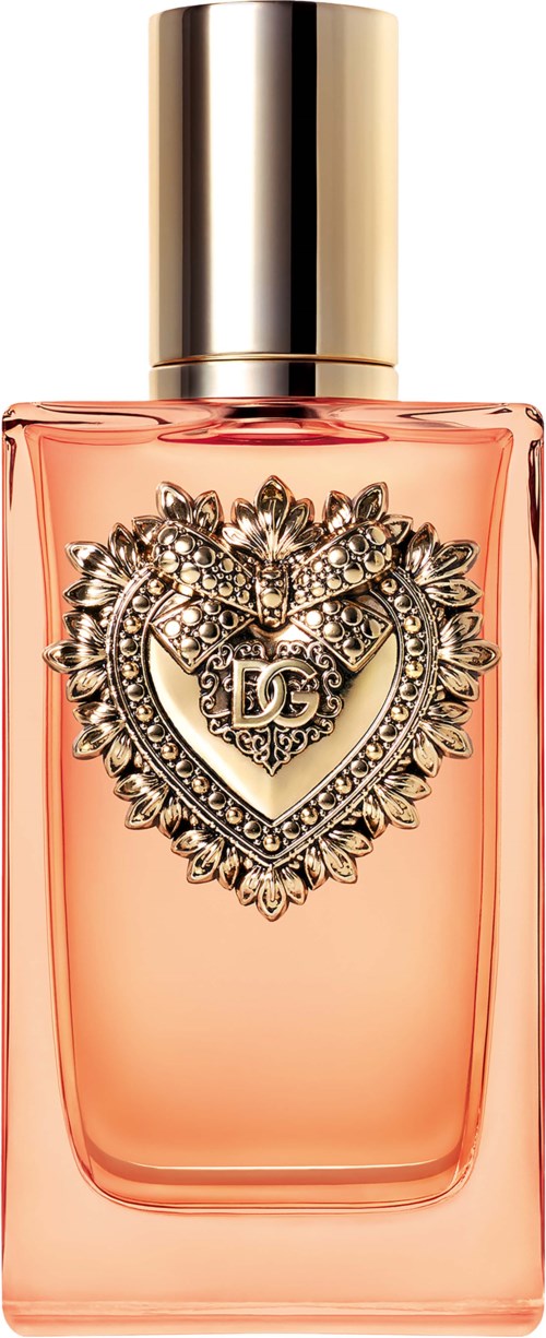 Een roze parfumbot met een gouden dop en een hartvormig sieradenontwerp met initialen aan de voorkant.