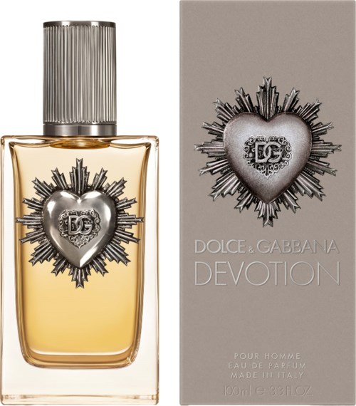 Een parfumfles en doos met een zilveren hart en sterburstontwerp, gelabeld "Dolce & Gabbana Devotion."