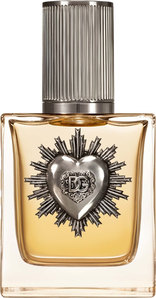 Een parfumfles met een zilveren hartembleem en stralend ontwerp, gevuld met lichtgele parfum, zilveren dop.