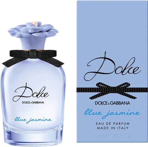 Een parfumfles met bloemvormige dop, zwart lint en lichtblauwe doos met tekst voor Dole Blue Jasmine.