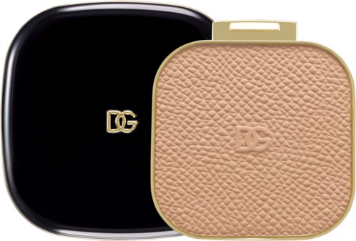 Makeuppalett med DG-logo, svart lokk og beige strukturert pudder.