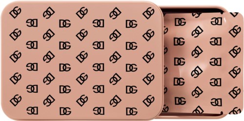 Twee rechthoekige metalen schalen met roze achtergrond en zwart herhalend logo patroon.