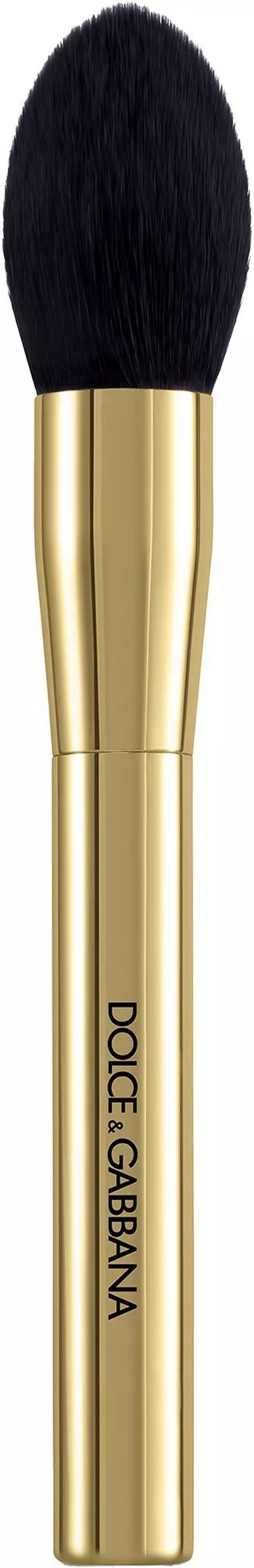 Ein goldfarbener Make-up-Pinsel mit schwarzen Borsten vor schwarzem Hintergrund.