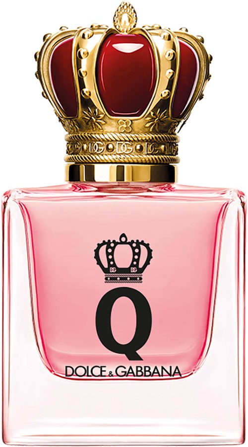 Een parfumfles met roze vloeistof, een gouden kroon bovenkant en een grote zwarte 'Q'-markering van Dolce & Gabbana.
