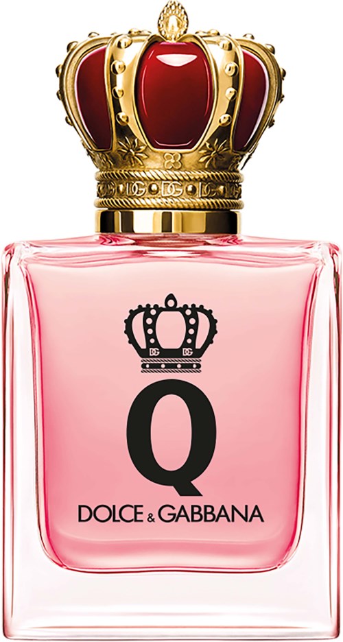 Een parfumfles met een kroonvormige dop, roze vloeistof binnenin en zwarte kroon en letter op het label.