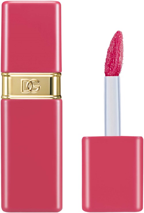 En rosa lip gloss i et rektangulært etui med gullbånd og logo. Applikatoren viser rosa gloss.