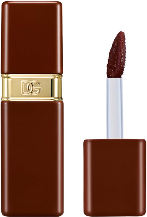 Lipstick met een bruine behuizing en een gouden band, toont de punt met donkerroodbruine lippenstift.