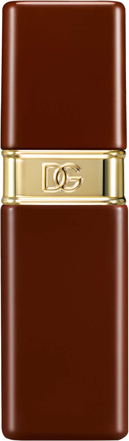 Een lippenstift met een bruin doosje en een gouden band met DG ingegraveerd, tegen een zwarte achtergrond.