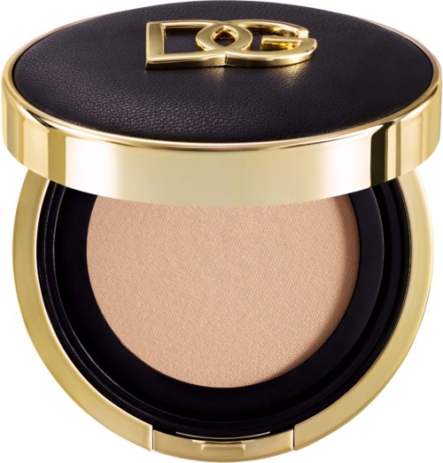 Ein kompakter Puder mit schwarzer Deckel und goldner Umrandung, zeigt ein Logo oben.