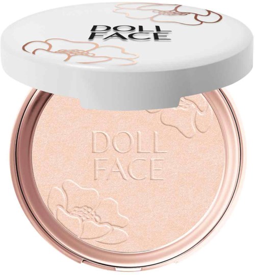 Ein runder Behälter mit hellrosa Puder und weißem Deckel mit 'DOLL FACE'-Logo und Wolken-Designs.