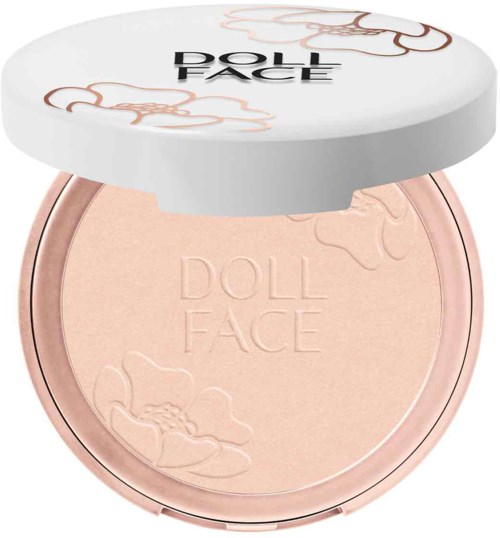 Ein Kompaktpuder mit weißer Abdeckung. Der Deckel hat Wolkenmuster und "DOLL FACE" geschrieben.