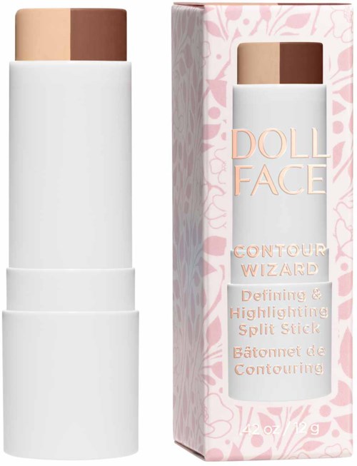 Korrekturstift in Beige- und Dunkeltönen neben rosa-weißer Blumeverpackung. Beschriftungen: 'Doll Face' und 'Contour Wizard.'