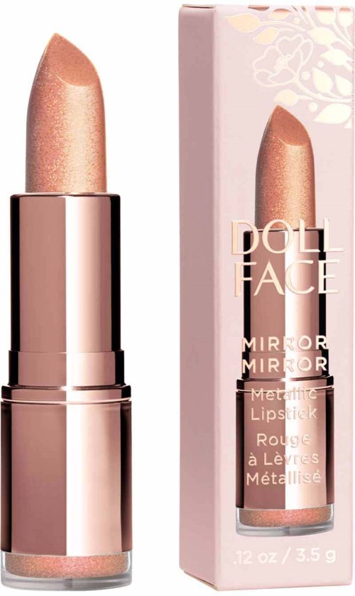 Ein metallischer Lippenstift in rosa-gold Farbe, mit Karton daneben, bezeichnet als Doll Face Mirror.