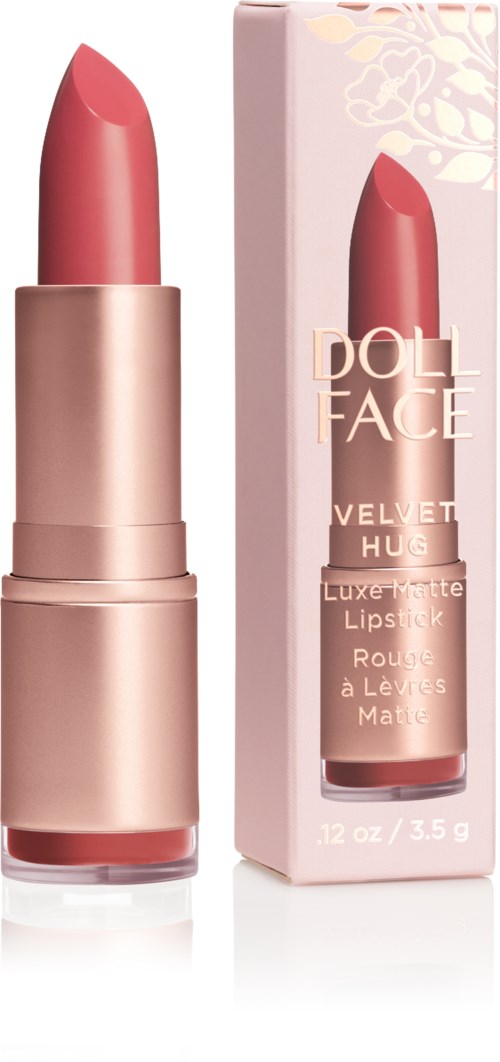 Ein rosa Lippenstift in einem glänzenden Goldgehäuse neben seiner rosa Verpackung mit weißen Text.